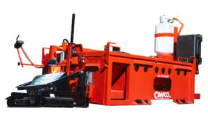 Crafco EZ Patcher Kompaktlader-Anbaumaschine in Rot mit weißem Hintergrund